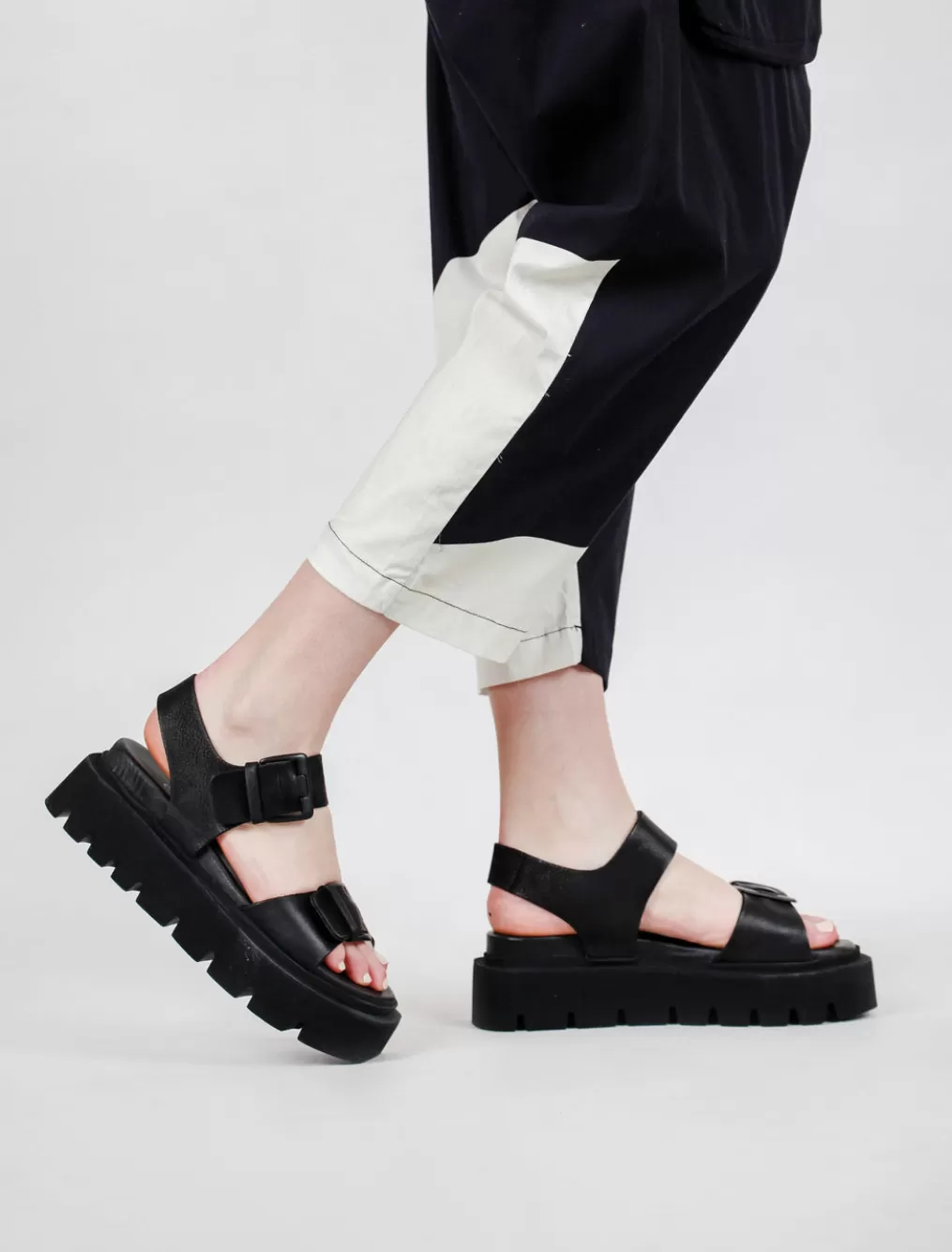 Fashion Evie Lou Quad Nero Sandal, Black